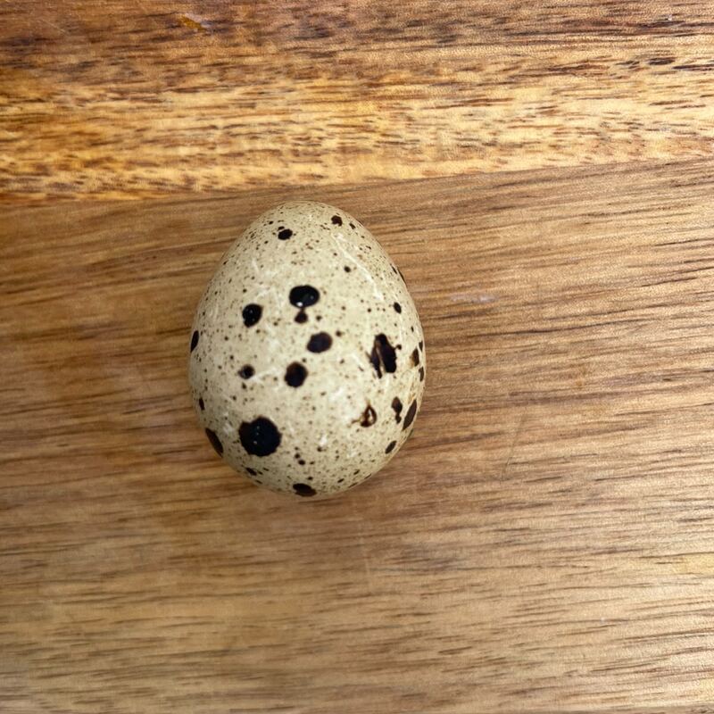 Wachteleier auf einem rustikalen Holzbrett
